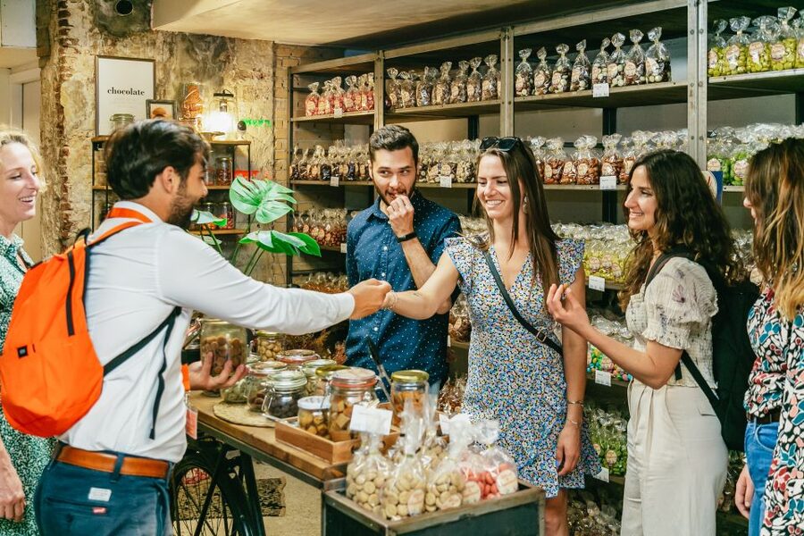 Amsterdam: Historical Highlights Walking Tour with Tasting - Key things to know before you go