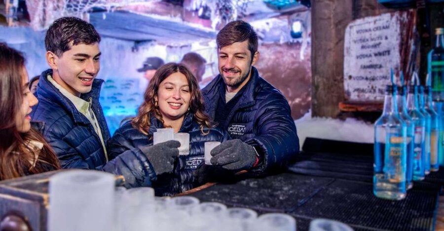 Amsterdam: Icebar Entry Ticket with 3 Drinks - How the 45 minutes play out in real life