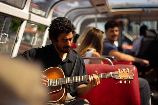 Amsterdam Jazz Canal Cruise with live music - Guides, Cleanliness, and the Small Operational Details