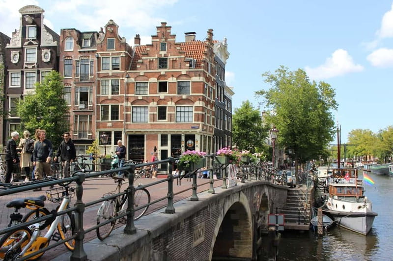 Amsterdam: Jordaan Area Walking Tour - Meeting at Multatuli statue, then hitting Torensluis