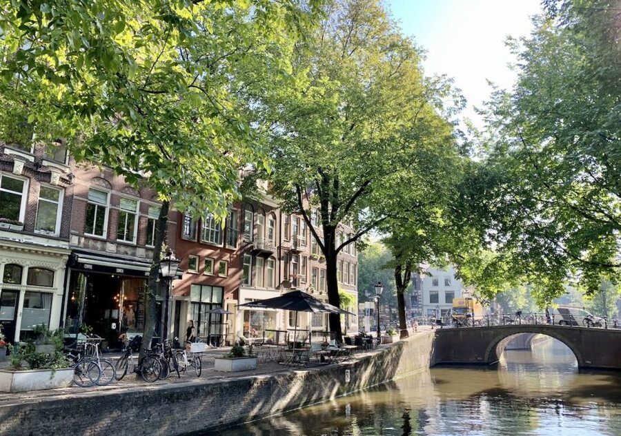Amsterdam: Jordaan District Tour with a German guide - Grachtengordel canals and photo pauses that actually help you understand Amsterdam