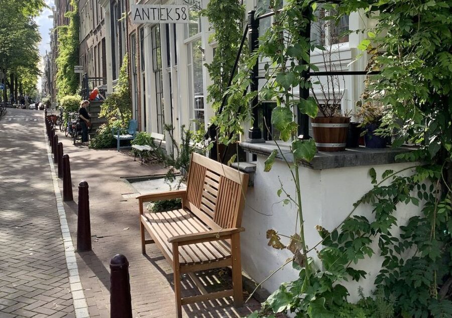 Amsterdam: Jordaan District Tour with a German guide - Price and value: what you get for about $27 in 1.5 hours