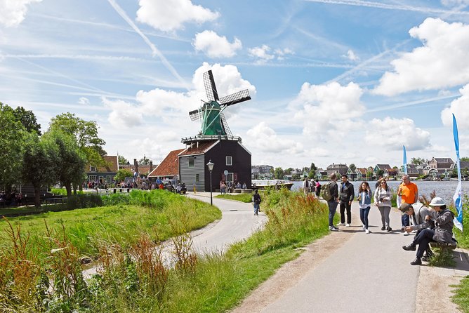 Amsterdam: Keukenhof and Zaanse Schans Windmills Guided Day Trip - Cheese tasting at Catharina Hoeve and the clog workshop stop