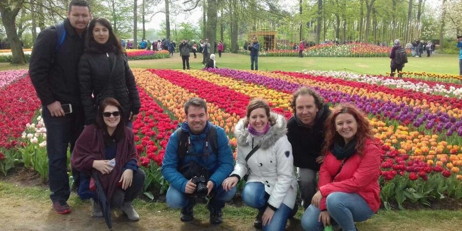 Amsterdam: Keukenhof Gardens Guided Tour Spanish and English - Entering Keukenhof: 32 Hectares of Mills, Lakes, and Promenades