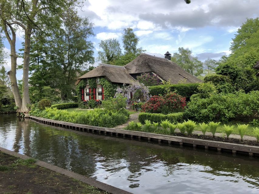 Amsterdam: Keukenhof Tulip Garden and Giethoorn Experience - Strolling Giethoorn’s footpaths, bridges, and village calm