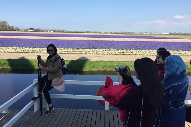 Amsterdam: Keukenhof Tulip Gardens and Giethoorn with Boat Tour - Giethoorn: The Venice of the North, Road-Free Reality