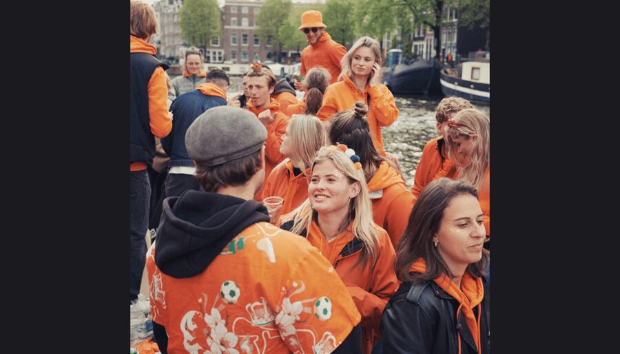 Amsterdam: King's Day Party Cruise with Open Bar & Music - The 1.5-Hour Cruise Flow, From Boarding to Dancing
