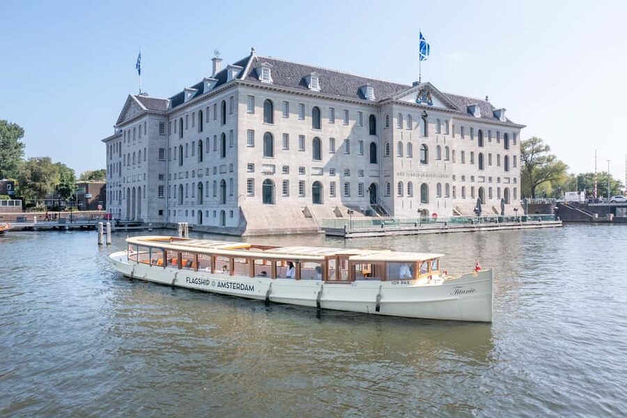 Amsterdam: King's Day Party Cruise with Open Bar & Music - Meeting the King’s Day Crowd Without Getting Stuck in It