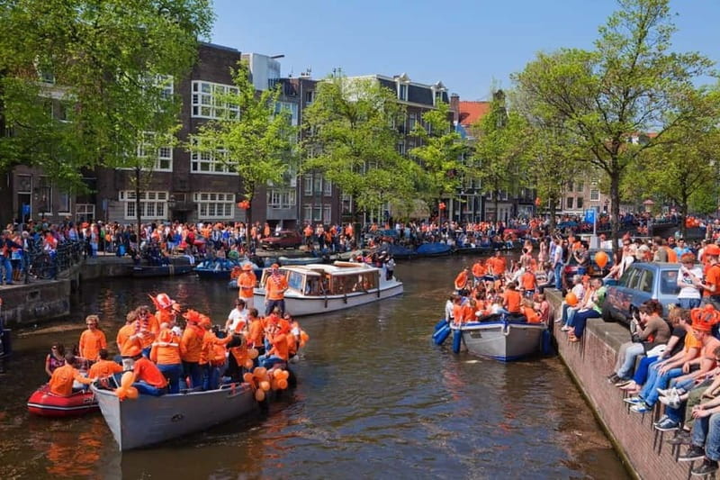 Amsterdam: Kings Day Boat Party with Unlimited Drinks - Getting there at Stationsplein 40: find the dark green flag