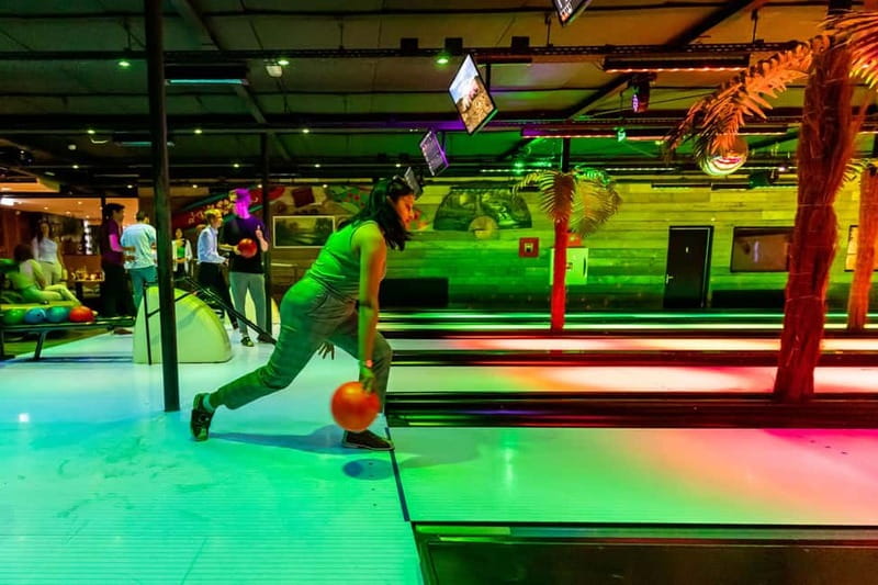 Amsterdam: LED Bowling Experience - Who should book LED bowling at Aloha?