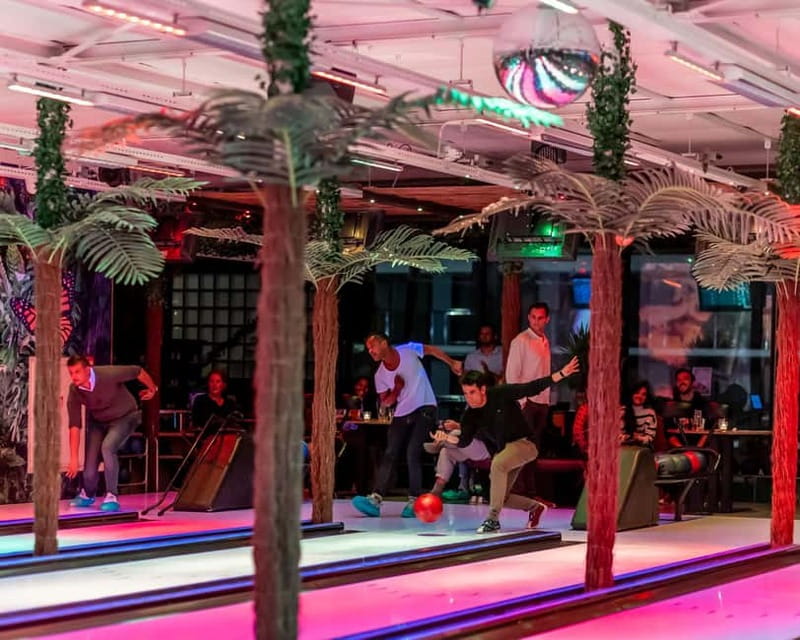Amsterdam: LED Bowling Experience - White-lane LED magic: what the lighting does to your game