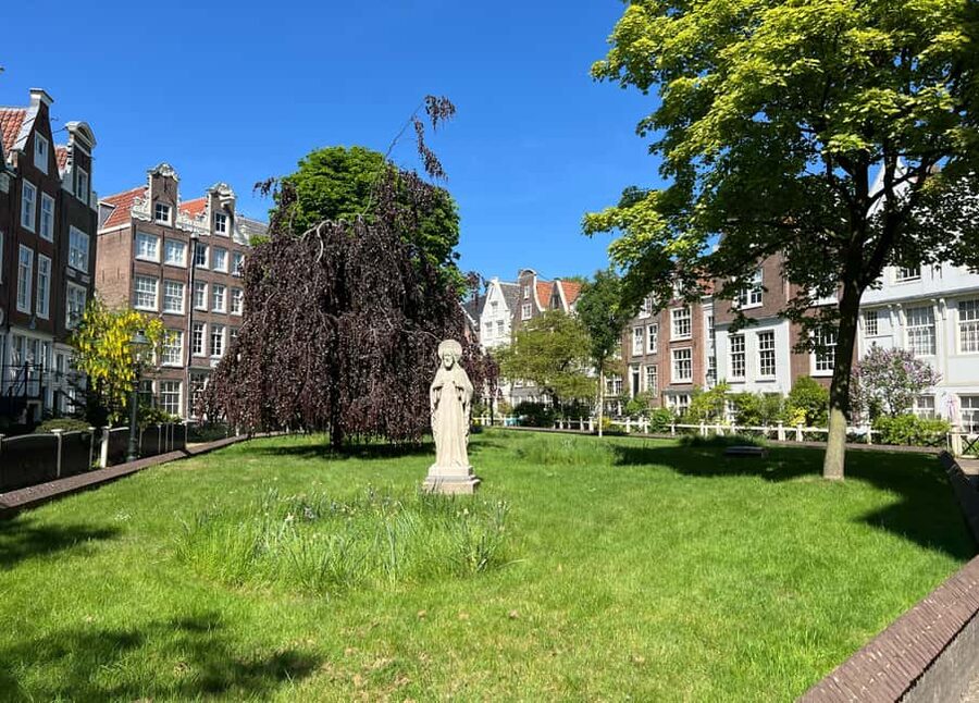 Amsterdam Legends & History Walking Tour with Local Guide - Key things that make this tour fun and useful