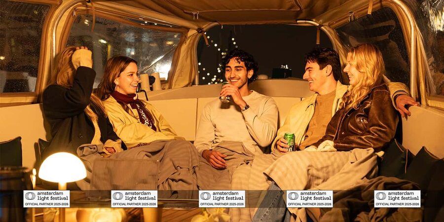 Amsterdam: Light Festival Boat+Unlimit.Drinks & Snack Option - The skipper show: English and Dutch live commentary plus an 8-language QR guide