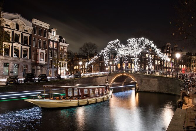 Amsterdam Light Festival: Canal Cruise + Snack & Unlimited Drinks - The guide experience: context matters, but lights are the star