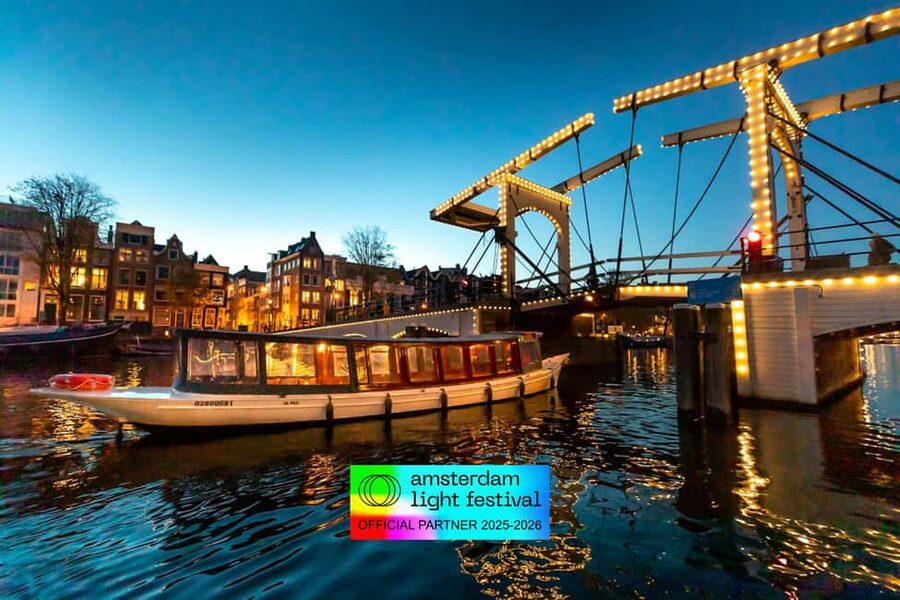 Amsterdam: Light Festival Cruise + Stroopwafel & Hot Choco - What you get: drinks, hot chocolate, and the stroopwafel choice