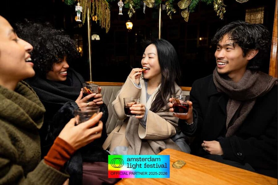 Amsterdam: Light Festival Cruise + Stroopwafel & Hot Choco - The guide and captain: how stories make the light art click