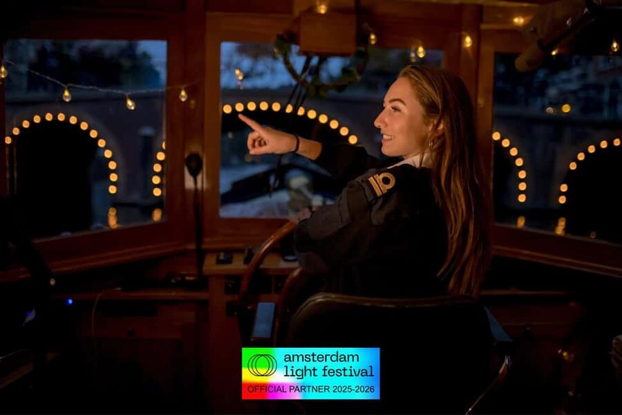 Amsterdam: Light Festival Heated Cruise + Hot Choco + Snack - Drinks and snacks: how the upgrade changes the value