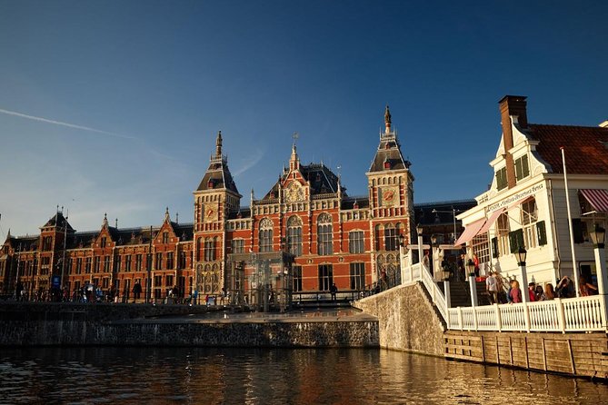 Amsterdam Light Festival: Saloon Boat Cruise + Hot Drinks & Bite - Crowd level matters more than you think