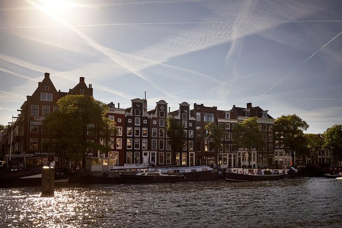 Amsterdam Light Festival: Saloon Boat Cruise + Hot Drinks & Bite - The live guide experience, with and without mic support