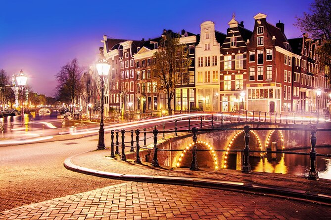 Amsterdam Light Festival Winter Walk with Stroopwafel Workshop - Meeting at Dam Square, finding your guide fast