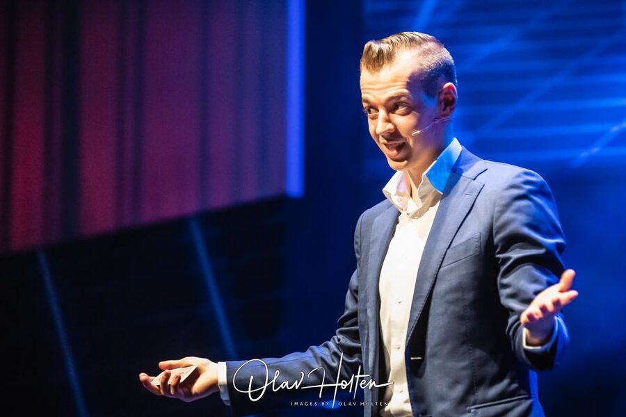 Amsterdam: Magic Show - A 1920s Cabaret Theater Turns Magic Into Something Personal