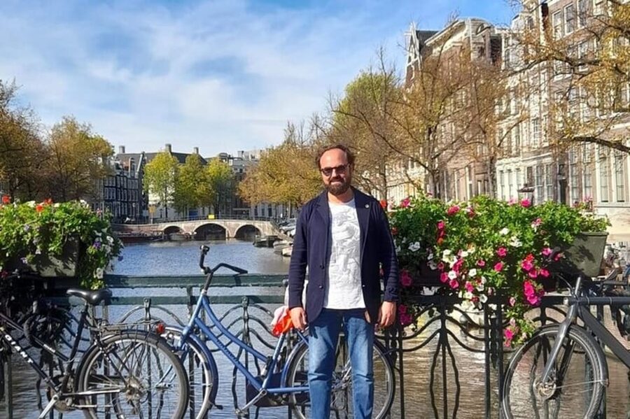 Amsterdam: Must-See Attractions Guided Walking Tour - Begijnhof courtyard: the calm break you’ll feel immediately