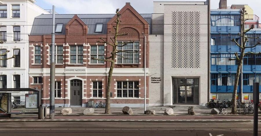 Amsterdam: National Holocaust Museum Entry Ticket - Entering the Hervormde Kweekschool, where the building matters