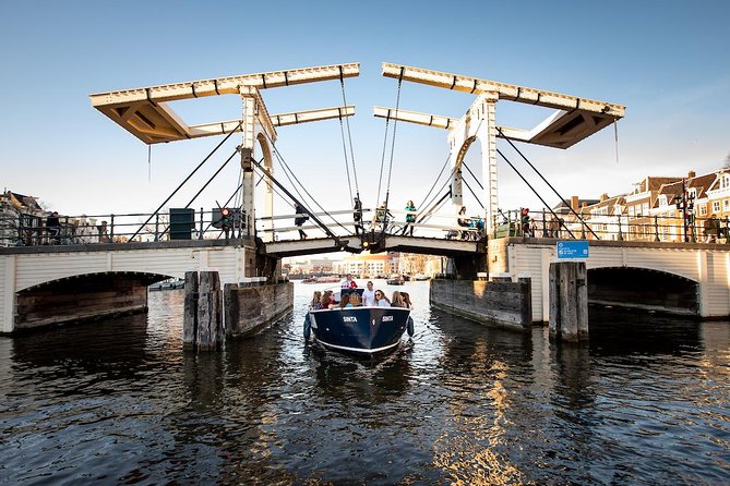 Amsterdam Open Boat Cruise in Old City Center with Live Guide - How the open-air canal view changes your Amsterdam day