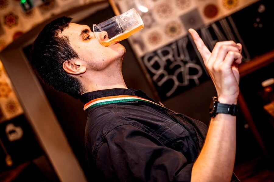 Amsterdam: Original Pub Crawl Party with VIP Entrance - Key highlights worth showing up for