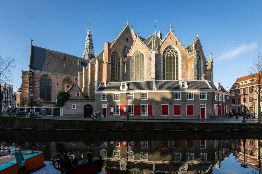 Amsterdam: Oude Kerk Entry Ticket - Rotating contemporary art commissions: how the program is designed