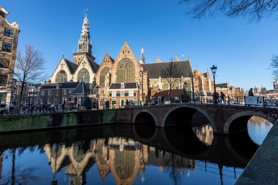 Amsterdam: Oude Kerk Entry Ticket - Final resting places: how the burials change the mood