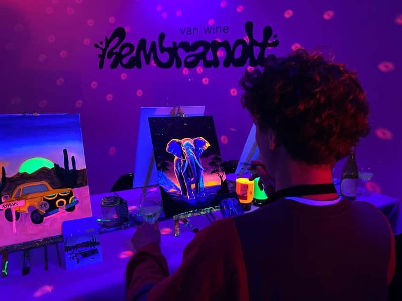 Amsterdam: Paint and Sip in the Dark at Rembrandt van Wine - Arriving at the venue and getting your materials fast