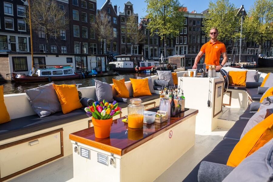 Amsterdam: Private BBQ Cruise with Personal Chef & Drinks - Where you meet, what you’ll see when you arrive, and how to prepare for the start