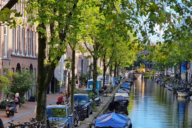 Amsterdam Private Boat Tour With Drinks - EN ES FR - The tiny canal-house story about taxes (and why homes look skinny and tall)