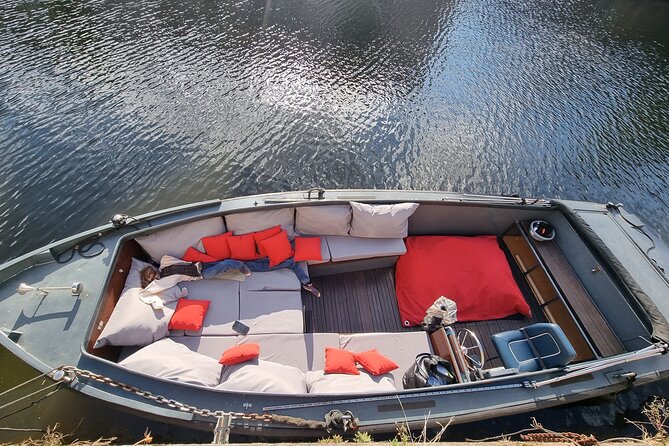 Amsterdam Private Boat Tour With Drinks - EN ES FR - What’s included on board, and how to handle food and timing