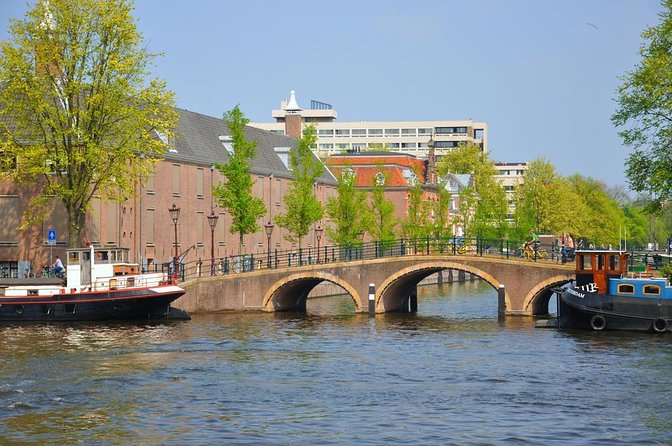 Amsterdam Private Boat Trip with Pizza and Unlimited Drinks - What you’ll notice right away
