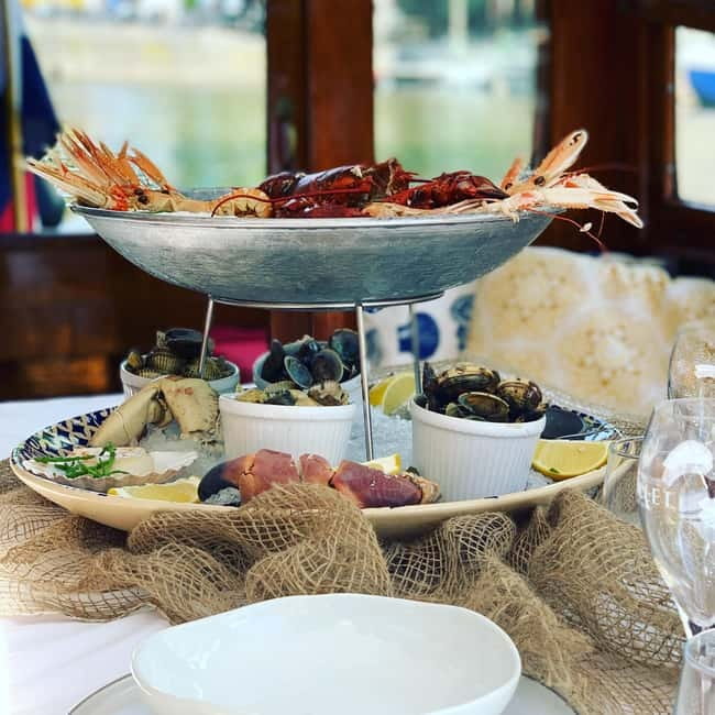 Amsterdam: Private Dinner Cruise (4pers) with Guide - Your Two-Course Dinner, Seasonal Menu, and How It Fits the Cruise