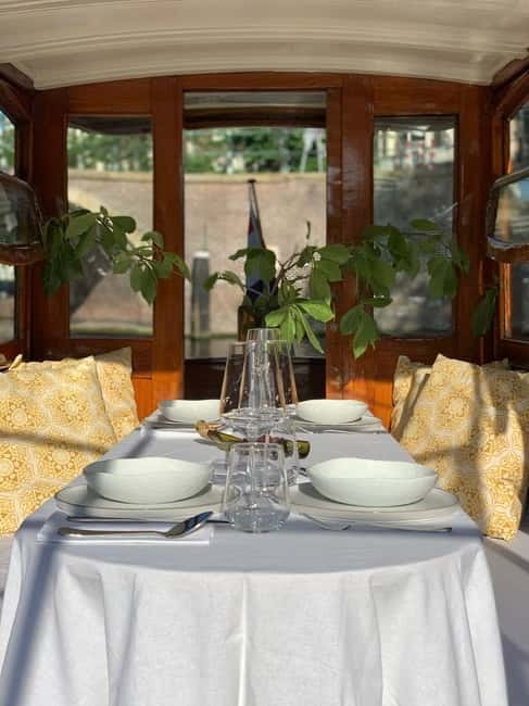 Amsterdam: Private Dinner Cruise (4pers) with Guide - Finding the H’ART Museum Dock and Settling on Delphine or Leaudine
