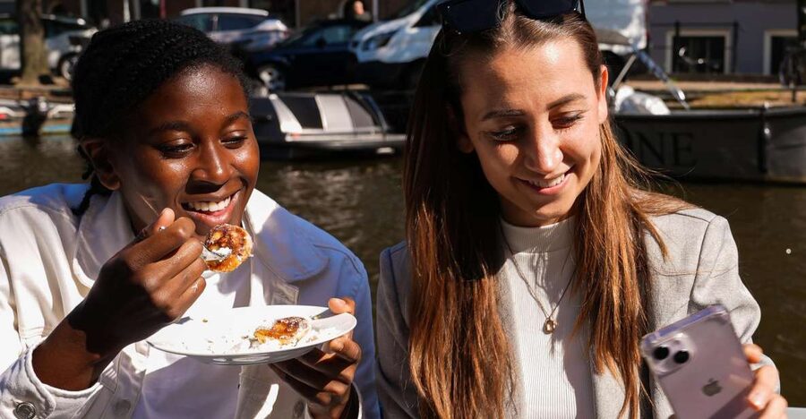 Amsterdam: Private Luxury Cruise with BBQ and Drinks - Live-cooking BBQ: what makes it better than standard catering