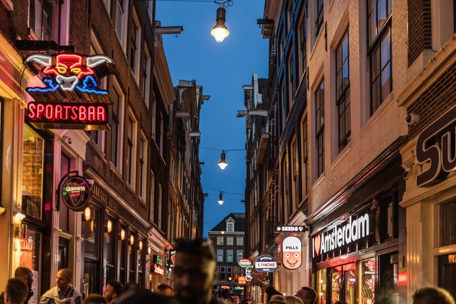 Amsterdam: Private Night Tour of Speakeasies and Bars - Who this Amsterdam speakeasies and bars night is best for