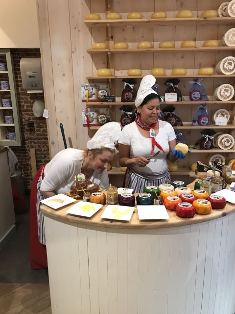 Amsterdam: Private Red Light District and Food Tour - Where you meet and how the walk gets moving (Prins Hendrikkade to Central Station)