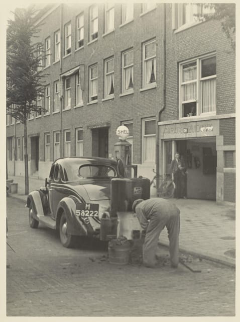 Amsterdam: Private World War Two History Walking Tour - Entering Nazi-occupied Amsterdam from the street level