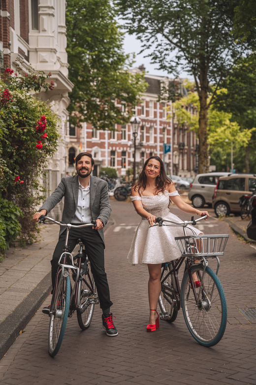 Amsterdam: Professional Photoshoot at the Canals - Why a canal photoshoot beats phone pictures in Amsterdam