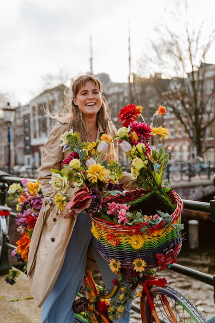 Amsterdam: Professional Photoshoot at the Canals - Learning Dutch culture facts while you walk, not as a lecture