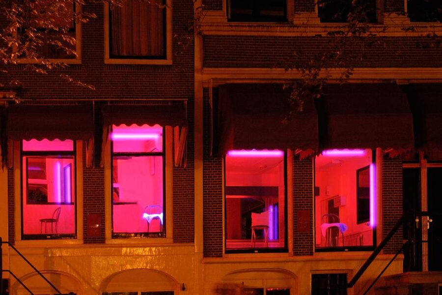 Amsterdam: Red Light District 1-hour Smartphone Audio Tour - Oude Kerk and Belle: oldest stone, modern rights