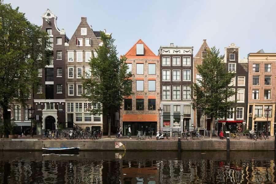 Amsterdam: Red Light District 1-hour Smartphone Audio Tour - Dam Square: the starting point that sets the tone