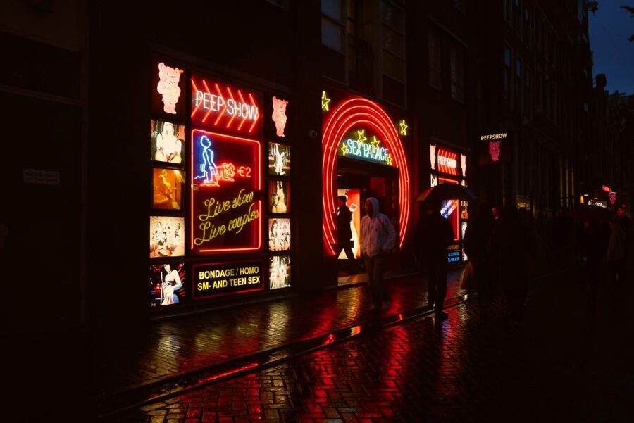 Amsterdam: Red Light District and Coffeeshop Culture Tour - Entering the Center: Narrow Streets, Classic Sights, and Street-Scale Stories