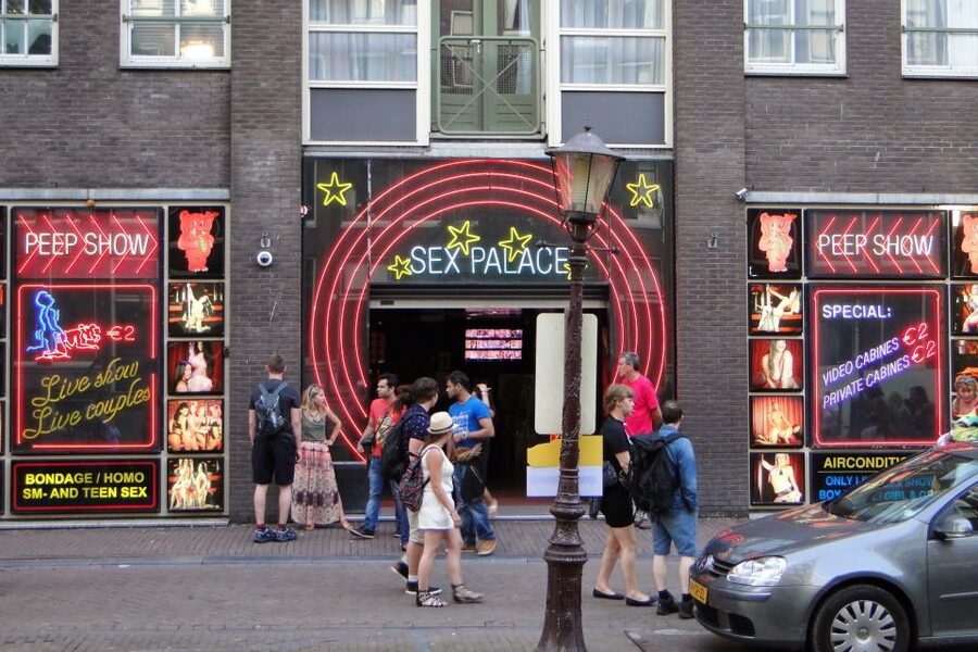 Amsterdam: Red Light District and Local Pub Tour - The narrowest street of Amsterdam plus secret spots worth slowing down for