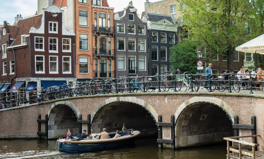 Amsterdam: Red Light District & City Tour German or English - Dam Square to Beurs van Berlage: the classic core, paced for walking