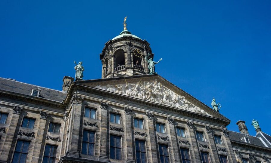 Amsterdam: Red Light District & City Tour German or English - Dancing Houses, Centraal Station, and the city’s architectural personality
